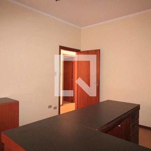 Casa à venda com 240m², 4 quartos e 4 vagasEscritório