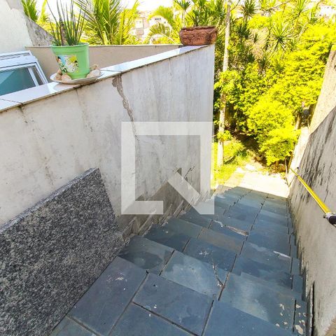 Casa à venda com 259m², 3 quartos e 2 vagas Casa à venda com 259m², 3 quartos e 2 vagasEscada