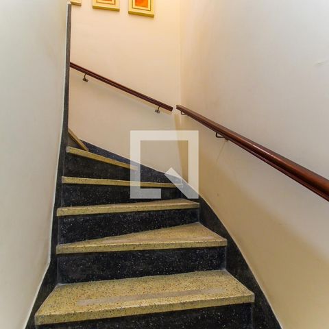 Casa à venda com 259m², 3 quartos e 2 vagasEscada