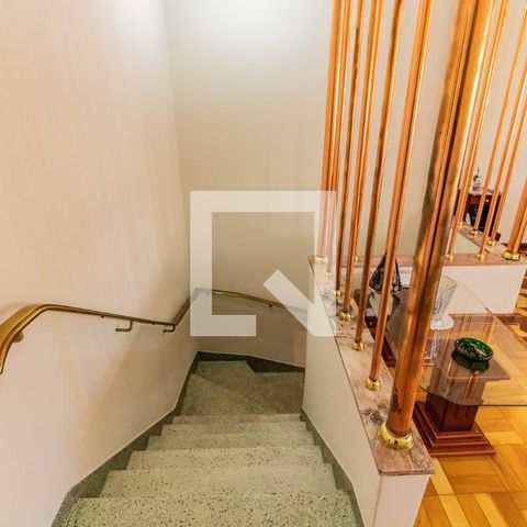 Casa à venda com 220m², 3 quartos e 3 vagasEscada