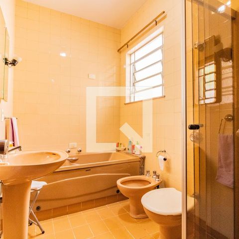 Casa à venda com 220m², 3 quartos e 3 vagasBanheiro da Suíte 1
