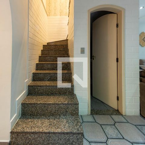Casa para alugar com 150m², 3 quartos e 4 vagas Casa para alugar com 150m², 3 quartos e 4 vagasEscada
