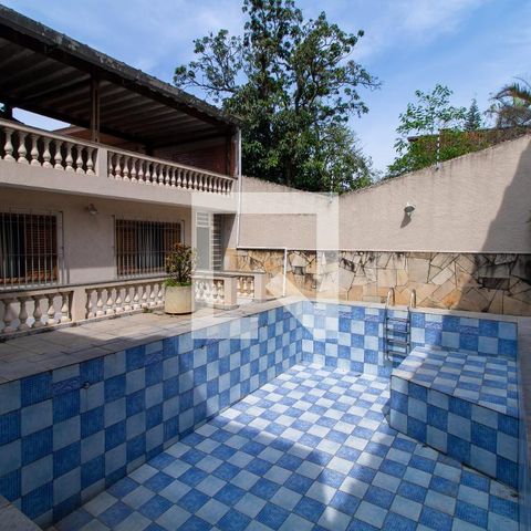 Casa à venda com 400m², 3 quartos e 8 vagas Casa à venda com 400m², 3 quartos e 8 vagasPiscina