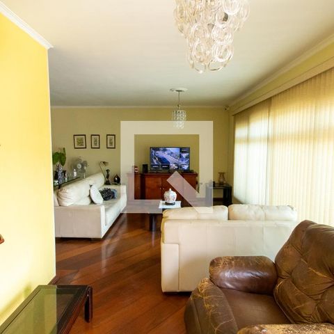Casa à venda com 400m², 3 quartos e 8 vagas Casa à venda com 400m², 3 quartos e 8 vagasSala