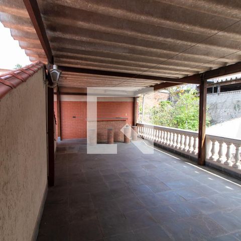 Casa à venda com 400m², 3 quartos e 8 vagas Casa à venda com 400m², 3 quartos e 8 vagasSacada