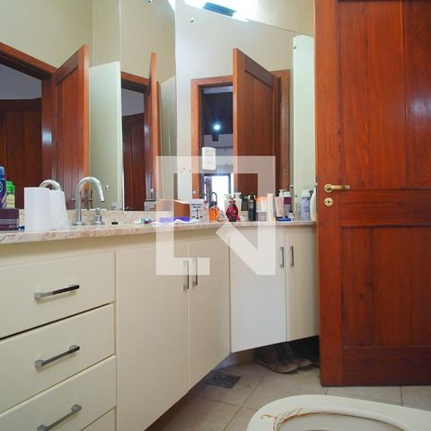 Casa à venda com 220m², 4 quartos e 4 vagasBanheiro da Suíte
