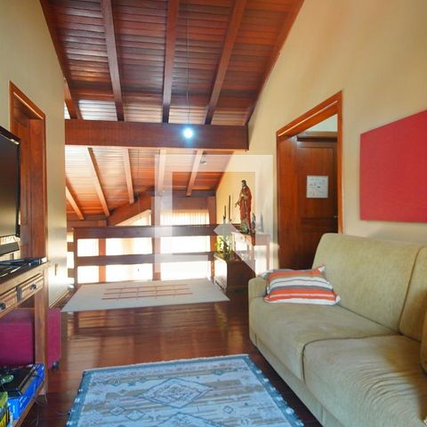 Casa à venda com 220m², 4 quartos e 4 vagasSala segundo andar