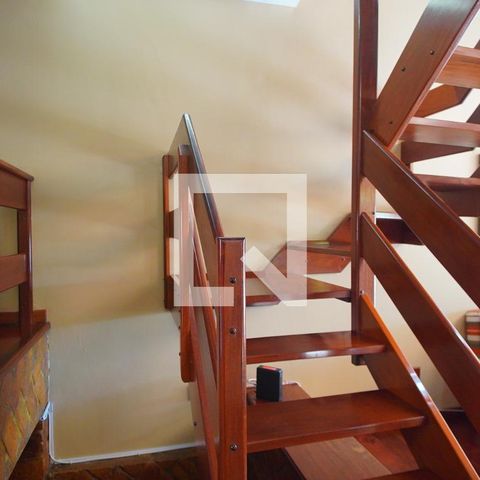 Casa à venda com 220m², 4 quartos e 4 vagasAcesso a segundo andar