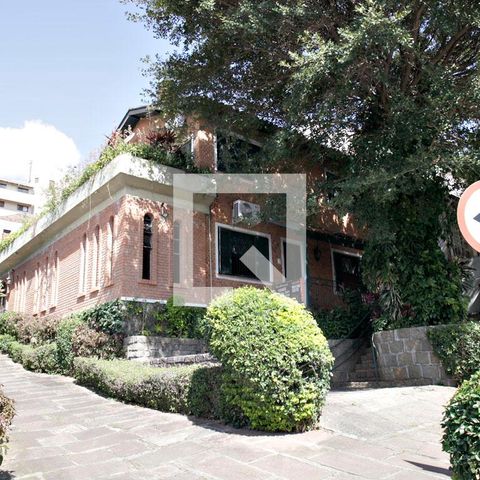 Casa para alugar com 385m², 4 quartos e 3 vagasFachada
