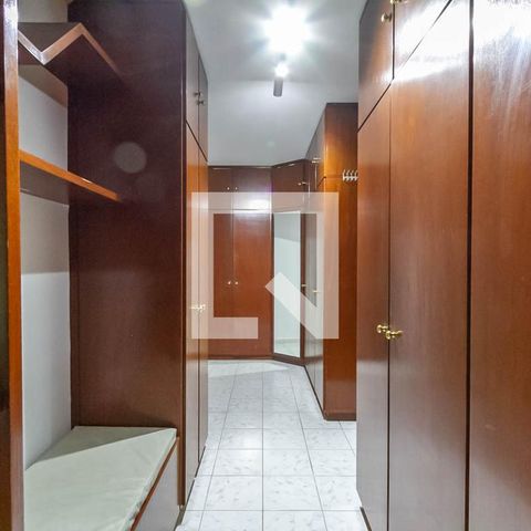 Apartamento à venda com 600m², 3 quartos e 4 vagas Apartamento à venda com 600m², 3 quartos e 4 vagasCloset do Quarto 1 e2
