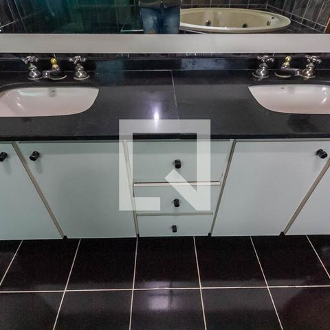 Apartamento à venda com 600m², 3 quartos e 4 vagas Apartamento à venda com 600m², 3 quartos e 4 vagasBanheiro da Suíte