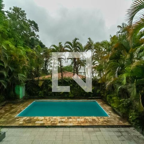 Apartamento à venda com 600m², 3 quartos e 4 vagas Apartamento à venda com 600m², 3 quartos e 4 vagasVista do Salão de festas e churrasqueira