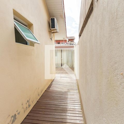 Casa à venda com 70m², 2 quartos e 1 vaga Casa à venda com 70m², 2 quartos e 1 vagaLateral da casa
