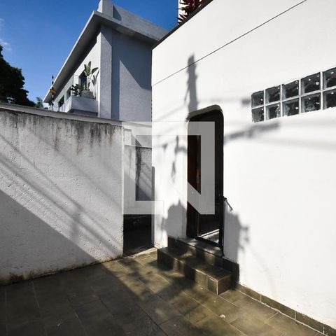 Casa para alugar com 750m², 4 quartos e 5 vagas Casa para alugar com 750m², 4 quartos e 5 vagasÁrea de serviço