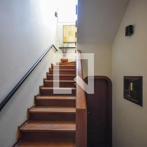 Casa para alugar com 750m², 4 quartos e 5 vagas Casa para alugar com 750m², 4 quartos e 5 vagasEscada
