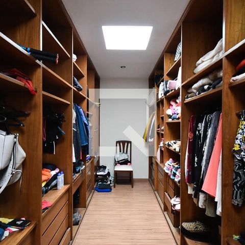 Casa para alugar com 750m², 4 quartos e 5 vagas Casa para alugar com 750m², 4 quartos e 5 vagasArmário da suíte 1