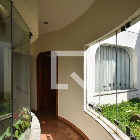 Casa para alugar com 750m², 4 quartos e 5 vagas Casa para alugar com 750m², 4 quartos e 5 vagasCorredor