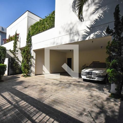 Casa para alugar com 750m², 4 quartos e 5 vagas Casa para alugar com 750m², 4 quartos e 5 vagasGaragem