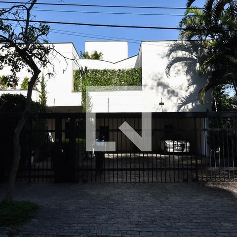 Casa para alugar com 750m², 4 quartos e 5 vagas Casa para alugar com 750m², 4 quartos e 5 vagasFachada