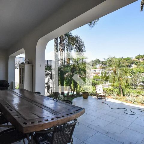 Casa para alugar com 750m², 4 quartos e 5 vagas Casa para alugar com 750m², 4 quartos e 5 vagasVaranda