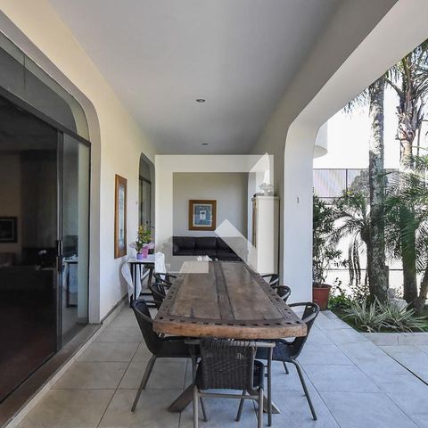 Casa para alugar com 750m², 4 quartos e 5 vagas Casa para alugar com 750m², 4 quartos e 5 vagasVaranda