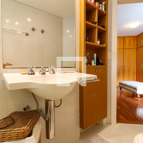 Apartamento à venda com 227m², 3 quartos e 4 vagasBanheiro 2 da Suíte 1
