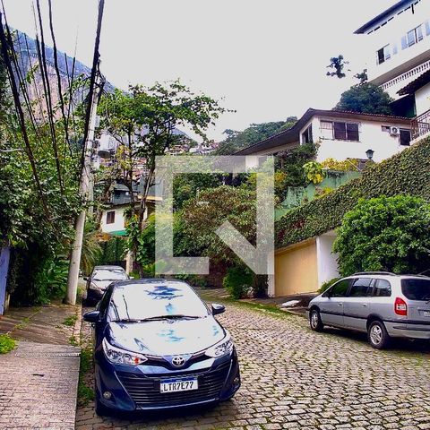 Casa à venda com 436m², 5 quartos e 2 vagas Casa à venda com 436m², 5 quartos e 2 vagasVista da Rua