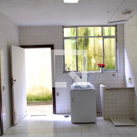 Casa à venda com 436m², 5 quartos e 2 vagas Casa à venda com 436m², 5 quartos e 2 vagasÁrea de serviço