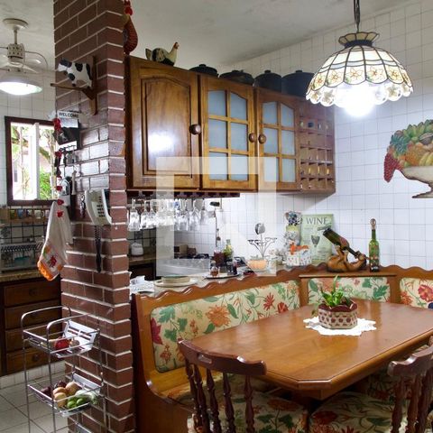 Casa à venda com 436m², 5 quartos e 2 vagas Casa à venda com 436m², 5 quartos e 2 vagasCozinha