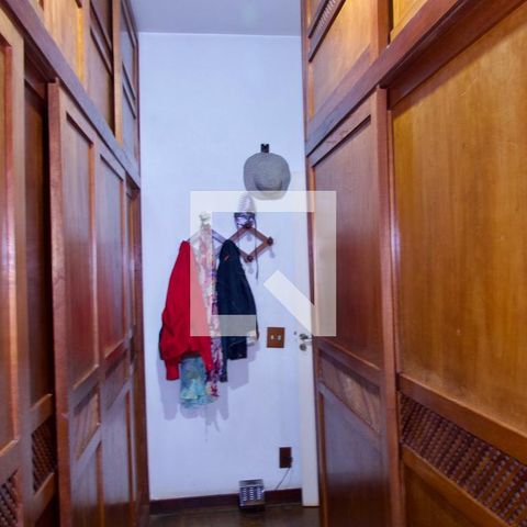 Casa à venda com 436m², 5 quartos e 2 vagas Casa à venda com 436m², 5 quartos e 2 vagasSuíte closet