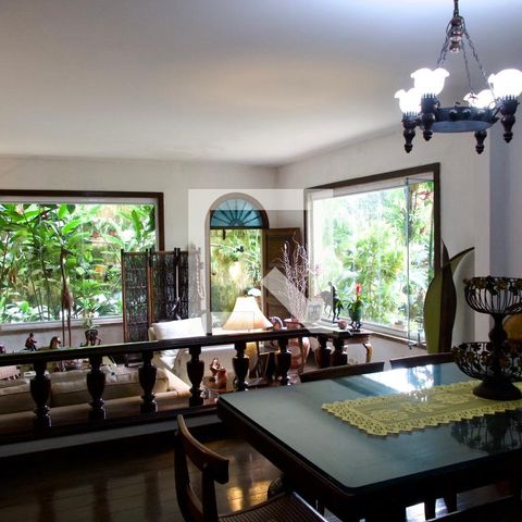 Casa à venda com 436m², 5 quartos e 2 vagas Casa à venda com 436m², 5 quartos e 2 vagasSala