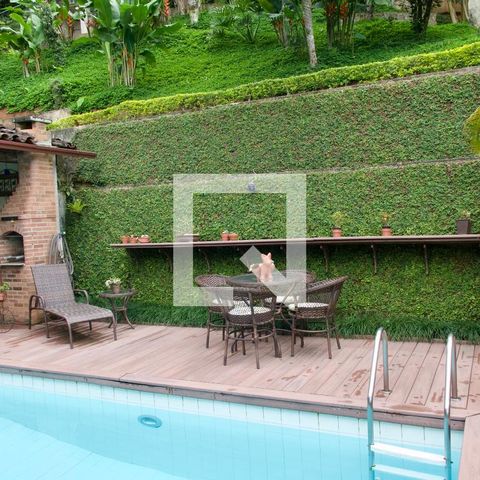 Casa à venda com 436m², 5 quartos e 2 vagas Casa à venda com 436m², 5 quartos e 2 vagasPiscina