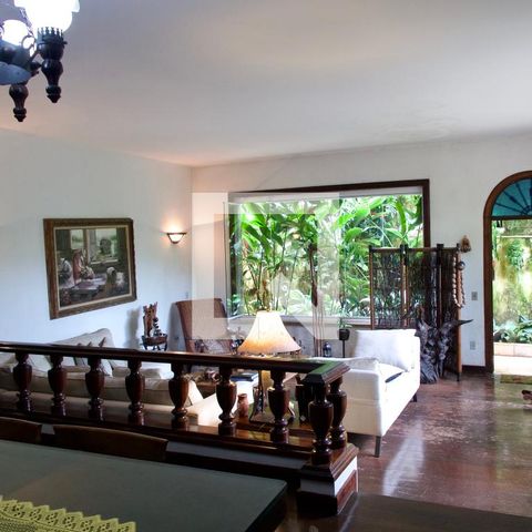 Casa à venda com 436m², 5 quartos e 2 vagas Casa à venda com 436m², 5 quartos e 2 vagasSala
