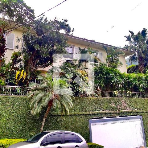 Casa à venda com 436m², 5 quartos e 2 vagas Casa à venda com 436m², 5 quartos e 2 vagasFachada