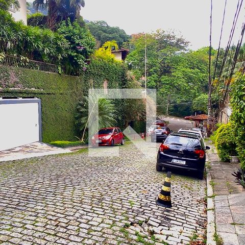 Casa à venda com 436m², 5 quartos e 2 vagas Casa à venda com 436m², 5 quartos e 2 vagasVista da Rua