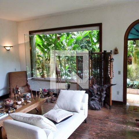 Casa à venda com 436m², 5 quartos e 2 vagas Casa à venda com 436m², 5 quartos e 2 vagasSala