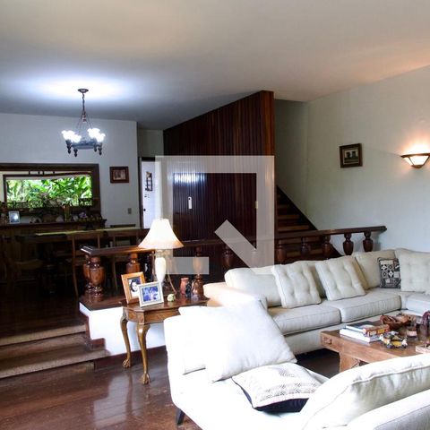 Casa à venda com 436m², 5 quartos e 2 vagas Casa à venda com 436m², 5 quartos e 2 vagasSala