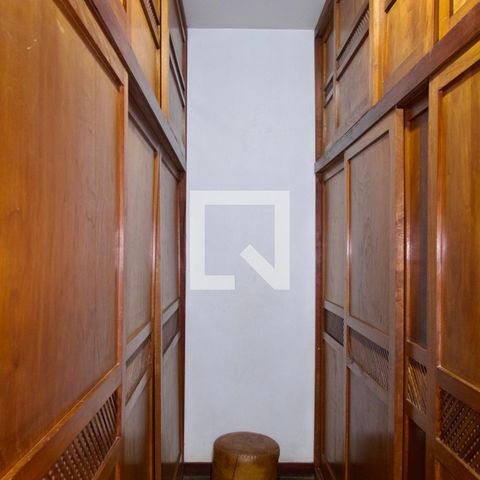 Casa à venda com 436m², 5 quartos e 2 vagas Casa à venda com 436m², 5 quartos e 2 vagasSuíte closet