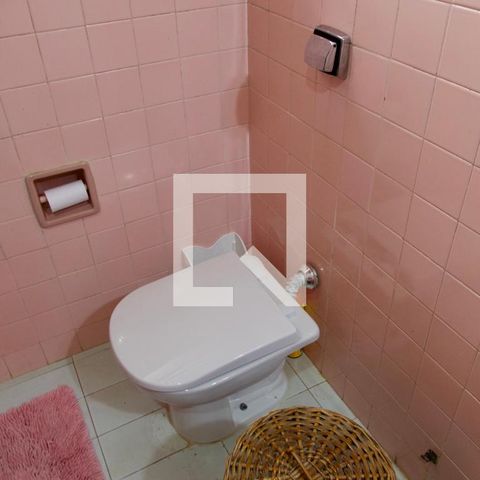 Casa à venda com 436m², 5 quartos e 2 vagas Casa à venda com 436m², 5 quartos e 2 vagasBanheiro Social 3