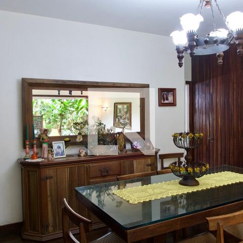 Casa à venda com 436m², 5 quartos e 2 vagas Casa à venda com 436m², 5 quartos e 2 vagasSala