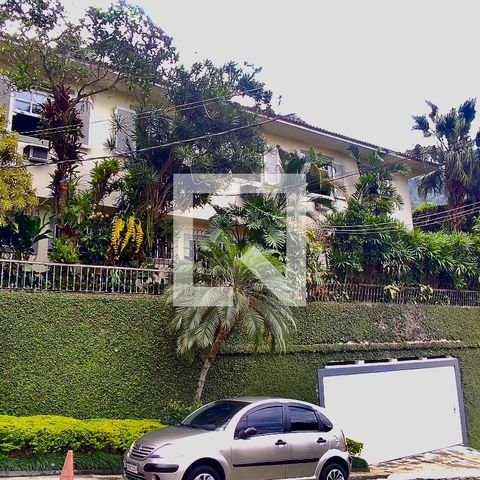Casa à venda com 436m², 5 quartos e 2 vagas Casa à venda com 436m², 5 quartos e 2 vagasFachada