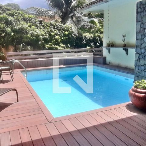 Casa à venda com 436m², 5 quartos e 2 vagas Casa à venda com 436m², 5 quartos e 2 vagasPiscina