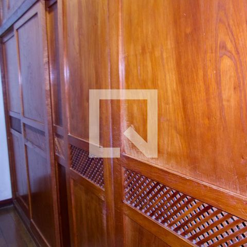 Casa à venda com 436m², 5 quartos e 2 vagas Casa à venda com 436m², 5 quartos e 2 vagasSuíte closet