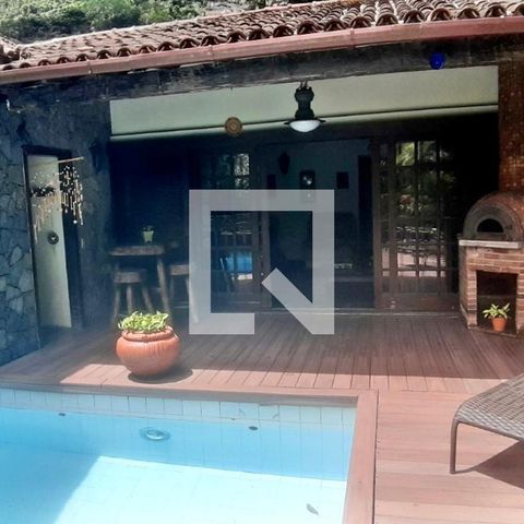 Casa à venda com 436m², 5 quartos e 2 vagas Casa à venda com 436m², 5 quartos e 2 vagasPiscina