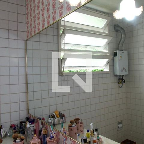 Casa à venda com 436m², 5 quartos e 2 vagas Casa à venda com 436m², 5 quartos e 2 vagasSuíte banheiro