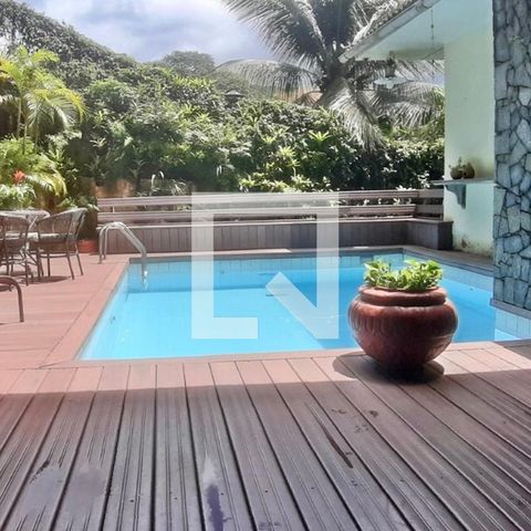 Casa à venda com 436m², 5 quartos e 2 vagas Casa à venda com 436m², 5 quartos e 2 vagasPiscina
