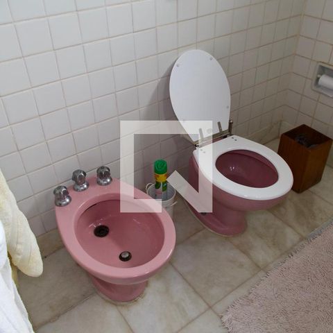 Casa à venda com 436m², 5 quartos e 2 vagas Casa à venda com 436m², 5 quartos e 2 vagasSuíte banheiro