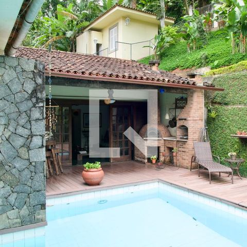 Casa à venda com 436m², 5 quartos e 2 vagas Casa à venda com 436m², 5 quartos e 2 vagasPiscina