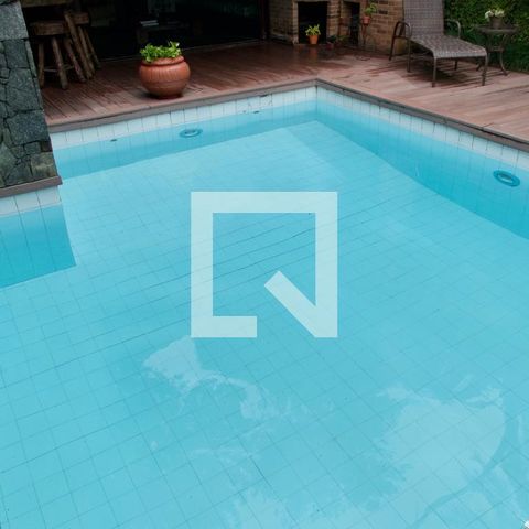 Casa à venda com 436m², 5 quartos e 2 vagas Casa à venda com 436m², 5 quartos e 2 vagasPiscina