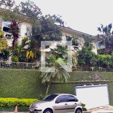 Casa à venda com 436m², 5 quartos e 2 vagas Casa à venda com 436m², 5 quartos e 2 vagasFachada